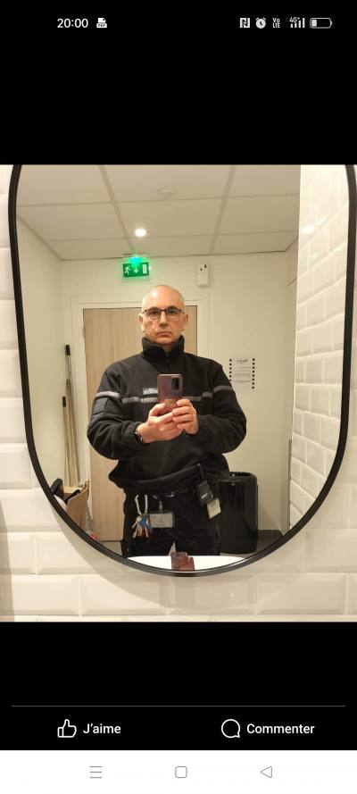 Goran 56 años Bobigny Francia