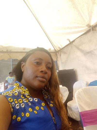 Christelle 33 años Catholique Camerún